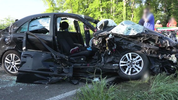 Ein Auto ist nach einem Unfall bei Cloppenburg schwer beschädigt. Zwei Menschen wurden lebensgefährlich verletzt. © Nord-West-Media TV 