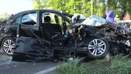 Ein Auto ist nach einem Unfall bei Cloppenburg schwer beschädigt. Zwei Menschen wurden lebensgefährlich verletzt. © Nord-West-Media TV 