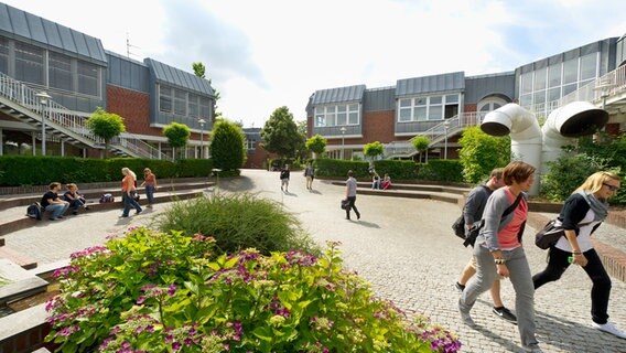 Studierende auf dem Campus der Universität Vechta © Universität Vechta 