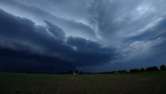 Über einem Feld ziehen dunkle Wolken auf. © TeleNewsNetwork 
