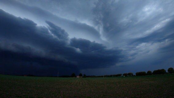 Über einem Feld ziehen dunkle Wolken auf. © TeleNewsNetwork 