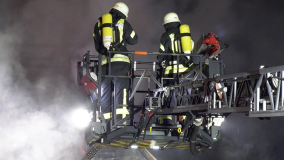 Feuerwehrleute löschen ein brennendes Haus in Upgant-Schott. © NonstopNews 