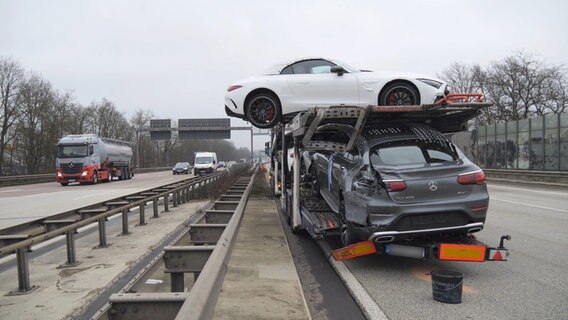 Ein Autotransporter ist am Dienstagmorgen auf der Autobahn 1 kurz vor dem Bremer Kreuz auf einen anderen Autotransporter aufgefahren. © dpa-Bildfunk Foto: Jörn Huneke