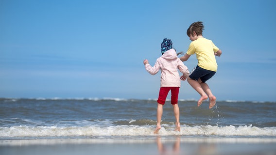 Kinder spielen an einem Strand. © dpa-Bildfunk Foto: Sina Schuldt