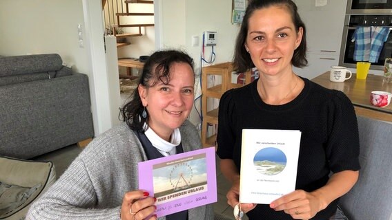 Kathi Limberg und Sara Graf mit Gutscheinen für eine Woche Ferien an der Nordsee. © NDR Foto: Jutta Przygoda