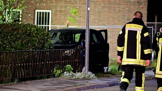 Einsatzkräfte stehen neben einem Pkw in Varel. © NonstopNews 