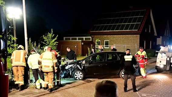 Einsatzkräfte stehen neben einem Pkw in Varel. © NonstopNews 