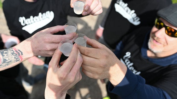 Eine Gruppe Männer stößt an Christi Himmelfahrt mit Schnaps an. © dpa Foto: Lars Klemmer