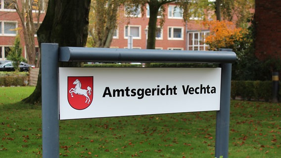 Schild Amtsgerichts Vechta. © NDR Foto: Oliver Gressieker