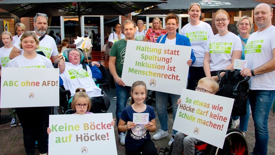 Menschen mit und ohne Behinderung protestieren in Vechta gegen Aussagen des AFD-Politikers Björn Höcke. © Landes-Caritasverband für Oldenburg e.V. Foto: Kattinger