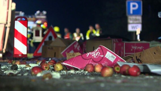 Einige Äpfel liegen nach einem LKW-Unfall auf der Autobahn A27 zwischen Verden und Walsrode. © NonstopNews 