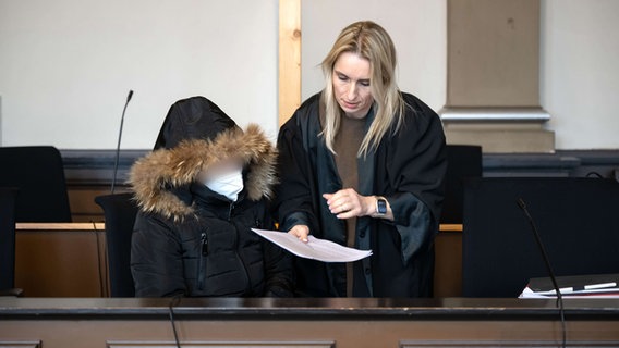 Die Angeklagte spricht vor Prozessbeginn mit ihrer Anwältin Daniela Post (r). © picture alliance/dpa | Sina Schuldt Foto: Sina Schuldt