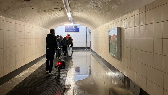 Im Bahnhofstunnel von Verden steht Wasser © NDR Foto: Maren Momsen