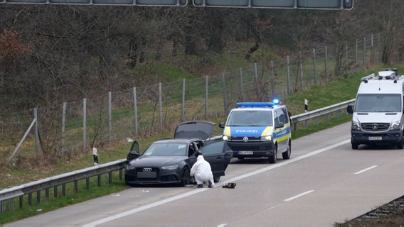 Beamte der Spurensicherung untersuchen ein Auto mit mutmaßlichen Geldautomatensprengern auf der A29 nach einer Verfolgungsjagd und finden Sprengstoff. © Nord-West-Medai TV 