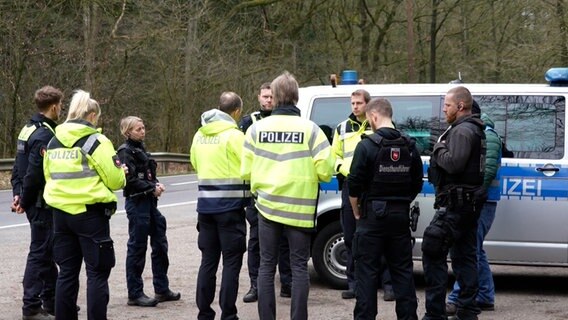 Beamte der Polizei besprechen sich für eine Suche nach mutmaßlichen Automatensprengern nachdem, ein Auto auf der A29 nach einer Verfolgungsjagd gestoppt wurde. © Nord-West-Medai TV 