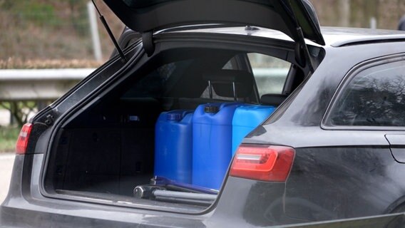 Im Kofferaum eines Autos mutmaßlicher Geldautomatensprengern auf der A29 stehen Kanister mit Flüssigkeiten. © Nord-West-Medai TV 