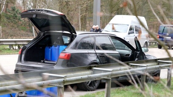 Im Kofferaum eines Autos mutmaßlicher Geldautomatensprengern auf der A29 stehen Kanister mit Flüssigkeiten. © Nord-West-Medai TV 