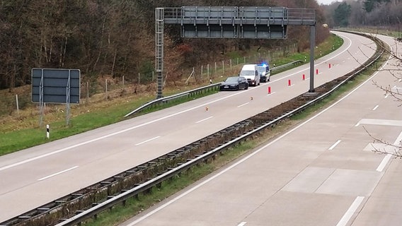 Beamte der Spurensicherung untersuchen ein Auto mit mutmaßlichen Geldautomatensprengern auf der A29 nach einer Verfolgungsjagd und finden Sprengstoff. © NDR Foto: Sebastian Duden