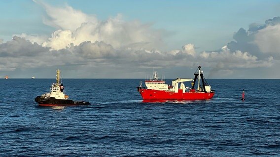 Schlepper "Wulf9" und das Taucherschiff "Vina", sind im Wrackgebiet der gesunkenen "Verity" südwestlich von Helgoland unterwegs. © Wasserstraßen- und Schifffahrtsverwaltung des Bundes (WSV)/dpa 