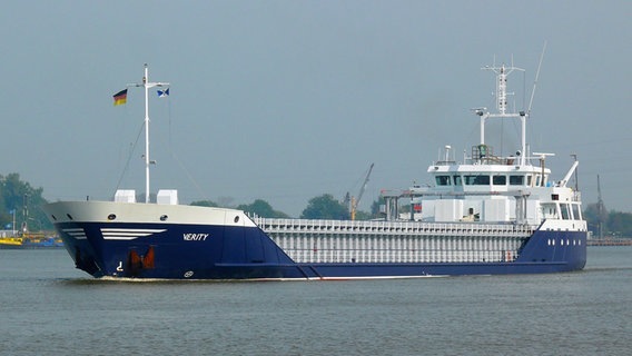 Der Frachter "Verity" vor Kiel. © picture alliance/dpa Foto: Dietmar Hasenpusch
