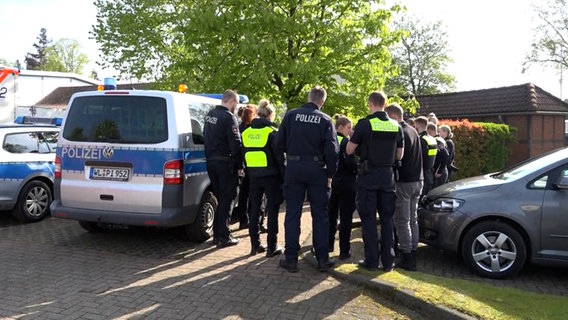Die Polizei bespricht sich bei der Suche nach dem vermissten Jungen Arian aus Bremervörde. © TeleNewsNetwork 