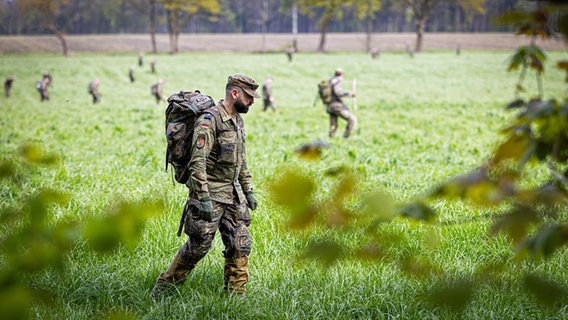 Soldaten der Bundeswehr suchen auf einem Feld bei Elm nach dem vermissten Arian © dpa Foto: Moritz Frankenberg