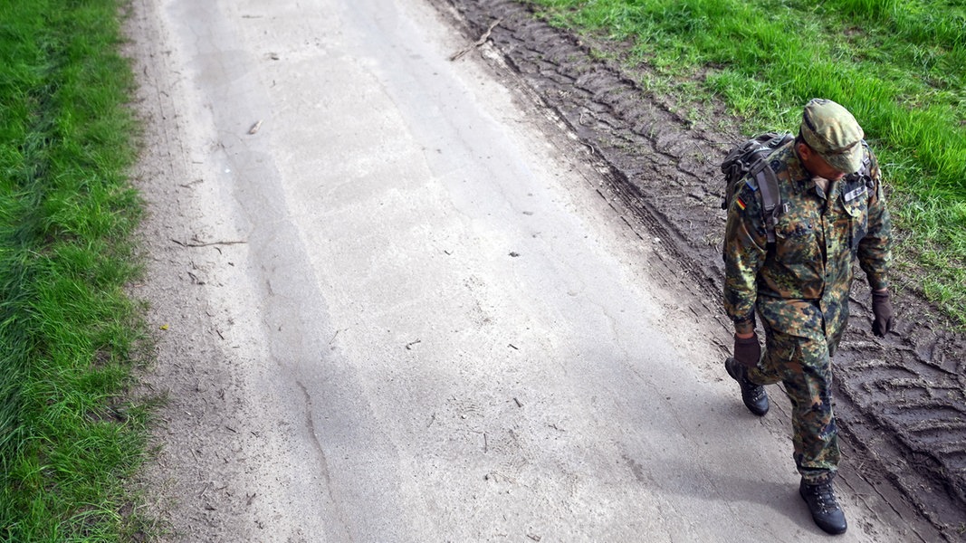 Ein Soldat der Bundeswehr geht einen Waldweg entlang, nachdem er ein Waldstück nach dem vermissten Arian aus Bremervörde abgesucht hat. 
