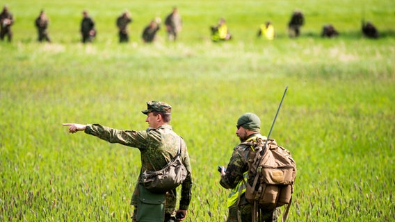 Bundeswehrsoldaten suchen mit einer Menschenkette auf einem Feld nach dem vermissten Arian aus Bremervörde. © Daniel Bockwoldt/dpa Foto: Daniel Bockwoldt/dpa