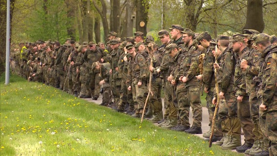Eine Menschenkette der Bundeswehr bei der Suche nach einem vermissten Jungen aus Bremervörde. © NDR 