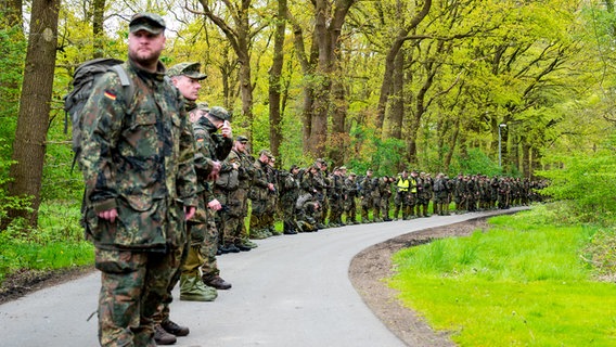 Bundeswehrsoldaten suchen mit einer Menschenkette nach einem vermissten Jungen. © dpa Foto: Daniel Bockwoldt
