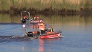 Die Feuerwehr sucht auf der Oste nach dem vermissten Arian. Zuvor will eine Frau in dem Livestream einer Webcam einen Gegenstand gesehen haben. © TV Elbnews 