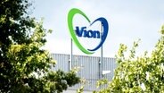 Das Logo des Unternehmens hängt an einer Halle auf einem Schlachthof des Lebensmittelkonzerns Vion. © picture alliance/dpa Foto: Hauke-Christian Dittrich