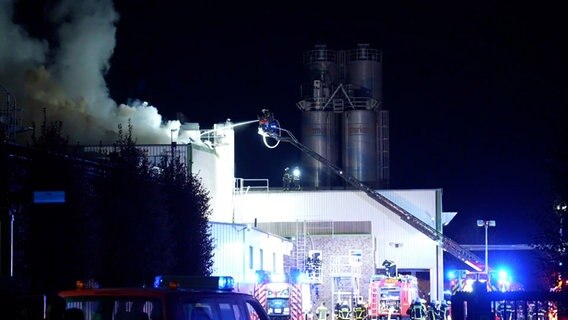 Die Feuerwehr löscht einen Brand in einem holzverarbeitenden Betrieb. © Nord-West-Media TV 