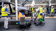 Mitarbeiter von VW arbeiten am ID.4. © picture alliance/dpa Foto: Sina Schuldt