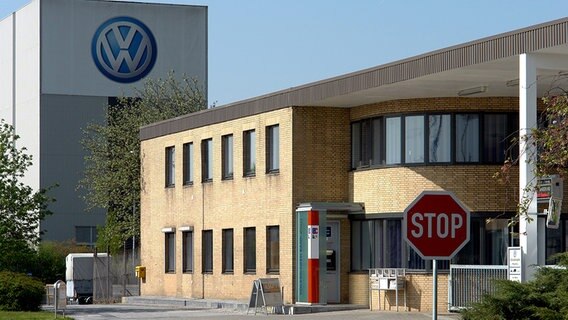 Der Haupteingang des Volkswagen-Werks in Emden. © picture-alliance Foto: Hartwig Lohmeyer