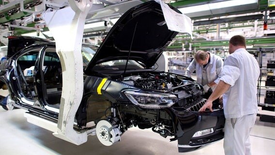 Der VW-Passat wird in der Fertigung geprüft. © Volkswagen AG 
