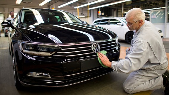 Der VW-Passat wird in der Fertigung geprüft. © Volkswagen AG 