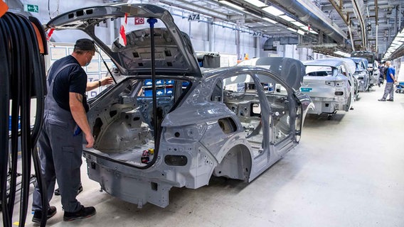 Elektroautos werden im Volkswagen-Werk in Emden gefertigt. © picture alliance/dpa/Sina Schuldt Foto: Sina Schuldt