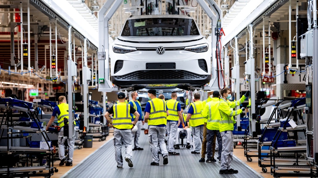 Mitarbeiter von VW sind im Werk in Emden mit der Serienfertigung des vollelektrischen Kompakt-SUV ID.4 beschäftigt.