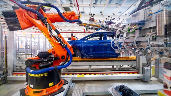Roboter montieren im VW-Werk in Emden Bauteile des ID.4 © dpa Foto: Sina Schuldt