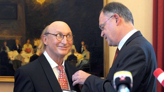 Otto Waalkes (li.) erhält von Stephan Weil das Große Verdienstkreuz des Landes Niedersachsen © dpa Bildfunk Foto: Ingo Wagner