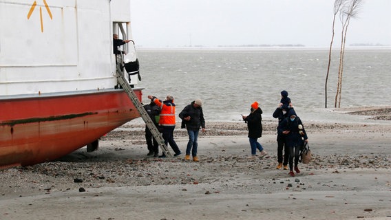 In der Hafeneinfahrt der Nordsee-Insel Wangerooge ist am Donnerstag eine Fähre auf Grund gelaufen. © dpa-Bildfunk Foto: Peter Kuchenbuch-Hanken