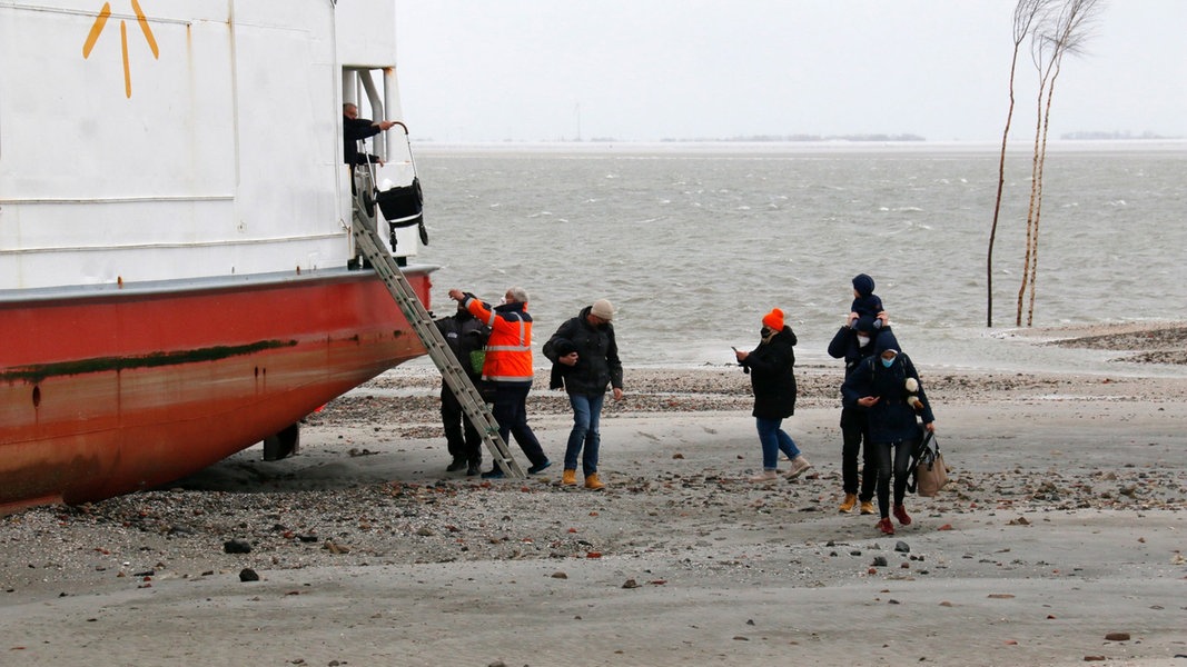 In der Hafeneinfahrt der Nordsee-Insel Wangerooge ist am Donnerstag eine Fähre auf Grund gelaufen.