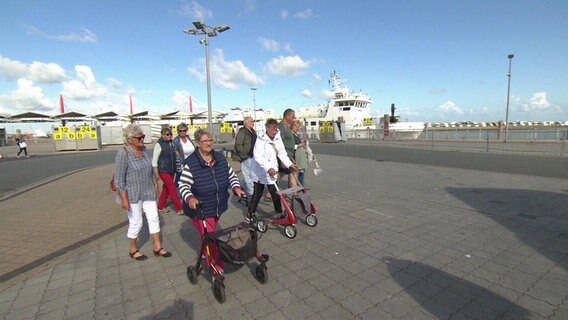 Senioren von Wangerooge bei einem Ausflug zum Jade-Weser-Port © NDR 