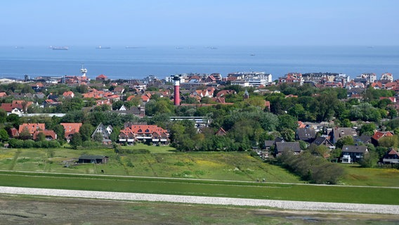 Der alte Leuchtturm von Wangerooge steht auf der Insel im Ortskern. © picture alliance Foto: Hauke-Christian Dittrich