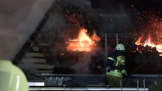 EIn Haus steht in Flammen. © Nord-West-Media TV 