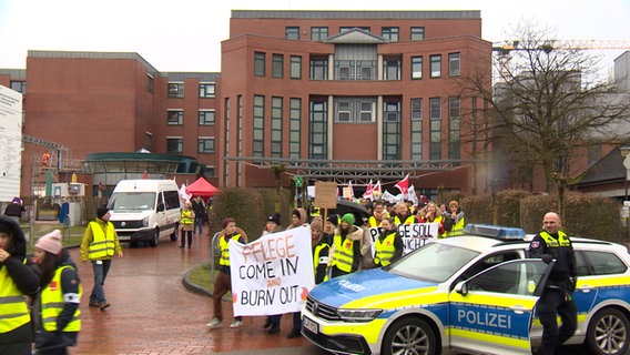 Menschen streiken/demonstrieren vor dem Klinikum Oldenburg (Warnstreik). © NDR 