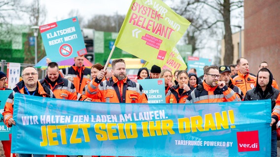 Mitarbeiter im Rettungsdienst der Landkreise Ammerland, Aurich, Wesermarsch und Friesland ziehen während einer Demonstration durch die Stadt. © Christian Dittrich/dpa Foto: Christian Dittrich