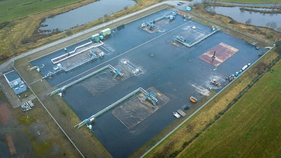 Luftaufnahme der oberirdischen Anlagen der Kavernen, die für die Einlagerung von Gas und Erdöl genutzt werden. © dpa-Bildfunk Foto: Sina Schuldt