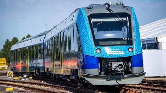 EIn Wasserstoffzug fährt auf einem Gleis. © Sina Schuldt/dpa Foto: Sina Schuldt